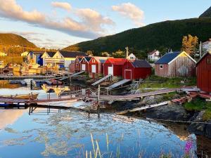 eine kleine Stadt mit bunten Häusern und einem Gewässer in der Unterkunft 4 person holiday home in Stonglandseidet-By Traum in Stonglandseidet