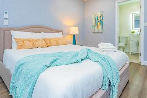 um quarto com uma cama com um cobertor azul em Newly Remodeled 2B2B Apartment in Altadena em Pasadena