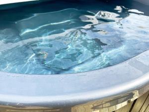 una bañera de hidromasaje con agua azul en Holiday home Vemb III en Vemb