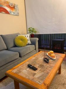 uma sala de estar com um sofá e uma mesa de centro em Bonito y acogedor departamento em Los Ángeles