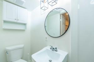 uma casa de banho com um lavatório e um espelho na parede em Newly Remodeled 5B4B 2 mile from the Rose Parade em Pasadena