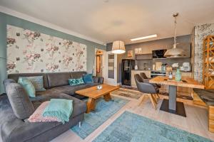 ein Wohnzimmer mit einem Sofa und einem Tisch in der Unterkunft Haus Miramar 09 in Ahlbeck