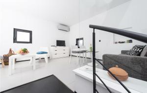 ein weißes Wohnzimmer mit einem Sofa und einem Tisch in der Unterkunft Amazing Home In Dragove With 1 Bedrooms, Jacuzzi And Wifi in Dragove