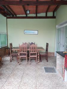 - une salle à manger avec une table et des chaises dans l'établissement Sonho 2 Guest House, à Búzios