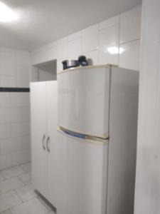 Il comprend une cuisine équipée d'un réfrigérateur blanc et d'un évier. dans l'établissement Sonho 2 Guest House, à Búzios