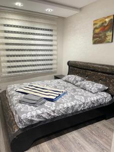 um quarto com uma cama com toalhas em Résidence Galets Sur Mer em Dar Bouazza