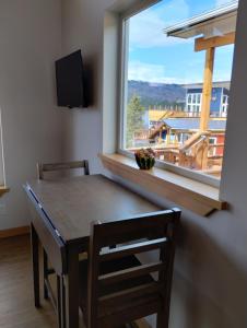 een eetkamer met een tafel en een groot raam bij Dockside Cabin - Homer Seaplane Base in Homer