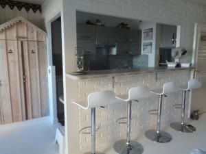 アルカションにあるAppartement Arcachon, 3 pièces, 6 personnes - FR-1-374-24のカウンター前のバースツール2脚付きキッチン