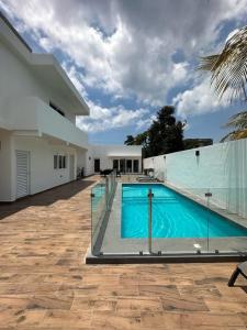 ein Swimmingpool mitten in einem Haus in der Unterkunft King Royal Villa - Luxury in Cozumel Center in Cozumel