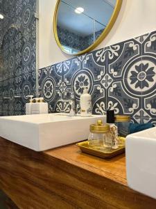 ein Badezimmer mit Waschbecken und Spiegel in der Unterkunft King Royal Villa - Luxury in Cozumel Center in Cozumel