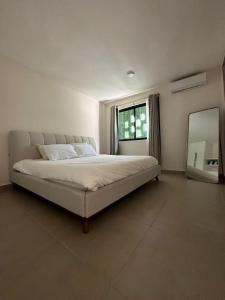 ein Schlafzimmer mit einem großen Bett und einem Spiegel in der Unterkunft King Royal Villa - Luxury in Cozumel Center in Cozumel