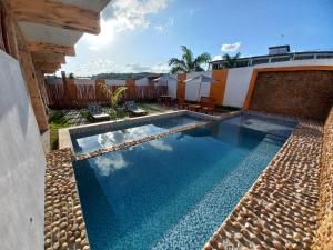 蒙蒂達斯加梅萊拉斯的住宿－Recanto pais e filho，一座房子后院的游泳池