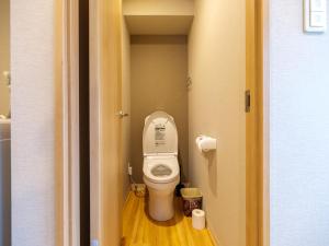 mały pokój z niewielką łazienką z toaletą w obiekcie DC桜の苑501洋室双人床 w Osace