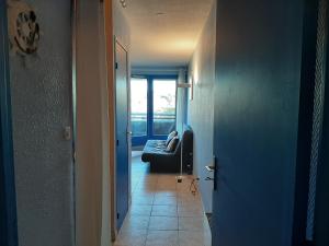 a hallway with a room with a couch and a window at Appartement Seignosse, 1 pièce, 4 personnes - FR-1-239-400 in Seignosse
