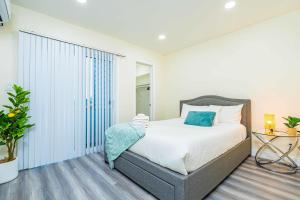 a bedroom with a large bed and a table at New renovated 2B2B APT Self checkin free parking 1 in Pasadena