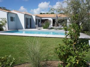 a villa with a swimming pool and a yard at Villa Sainte-Marie-de-Ré, 5 pièces, 8 personnes - FR-1-258-76 in Sainte-Marie-de-Ré