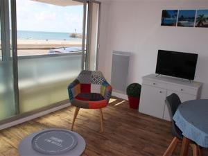 ein Wohnzimmer mit Blick auf den Strand in der Unterkunft Appartement Les Sables-d'Olonne, 2 pièces, 4 personnes - FR-1-331-84 in Les Sables-dʼOlonne
