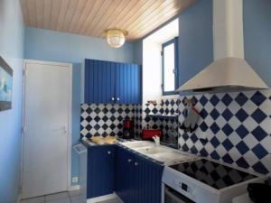 a blue kitchen with a sink and a stove at Appartement Saint-Brevin-les-Pins, 3 pièces, 4 personnes - FR-1-364-47 in Saint-Brevin-les-Pins