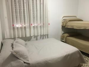 Postel nebo postele na pokoji v ubytování Villa de Vacaciones en Costa Dorada, L'Ametlla de Mar, Piscina Privada y Cerca de la Playa - ES-221-11