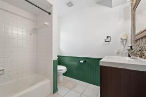 Vannituba majutusasutuses The Pines I Sleeps 12 I Private Pool I Patio & BBQ