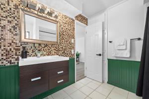 Vannituba majutusasutuses The Pines I Sleeps 12 I Private Pool I Patio & BBQ