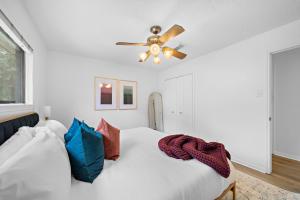 Voodi või voodid majutusasutuse The Pines I Sleeps 12 I Private Pool I Patio & BBQ toas