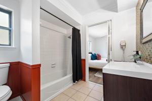 Vannituba majutusasutuses The Pines I Sleeps 12 I Private Pool I Patio & BBQ
