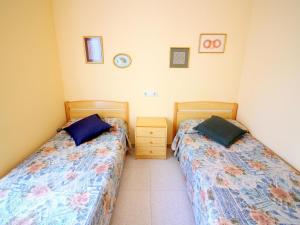 two beds sitting next to each other in a bedroom at Casa Palau Sabardera, 3 dormitorios, 6 personas - ES-228-139 in Palau-Saverdera