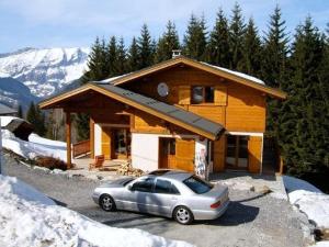 une maison avec une voiture garée devant dans l'établissement Chalet spacieux à Crest-Voland, 12 pers., parking, wifi - FR-1-595-78, à Crest-Voland