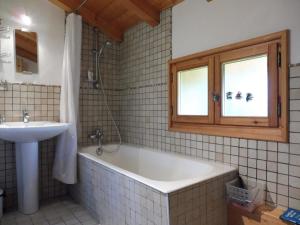 une salle de bain avec une baignoire et un lavabo dans l'établissement Chalet spacieux à Crest-Voland, 12 pers., parking, wifi - FR-1-595-78, à Crest-Voland 8 autres photos