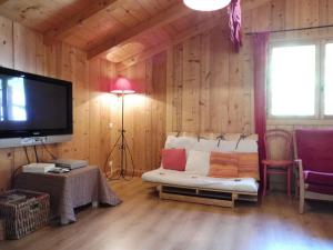 un salon avec un canapé et une télévision à écran plat dans l'établissement Chalet spacieux à Crest-Voland, 12 pers., parking, wifi - FR-1-595-78, à Crest-Voland