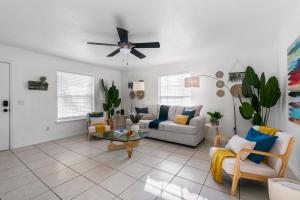ein Wohnzimmer mit einer Couch und einem Deckenventilator in der Unterkunft Boho Bungalow - Chic Pet Friendly Mins to Town in St. Augustine