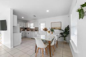 eine Küche und ein Esszimmer mit Tisch und Stühlen in der Unterkunft Boho Bungalow - Chic Pet Friendly Mins to Town in St. Augustine