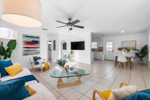 ein Wohnzimmer mit Sofa und Tisch in der Unterkunft Boho Bungalow - Chic Pet Friendly Mins to Town in St. Augustine