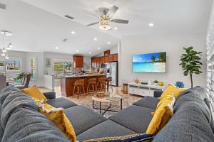 a living room with a couch and a kitchen at Private Pool｜Near Beach｜Fenced Yard｜Outdoor Living in Naples