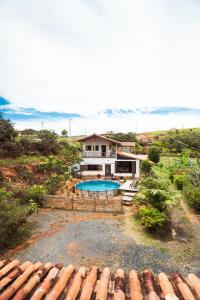 una vista aérea de una casa con piscina en Casa Primitivo en Barichara