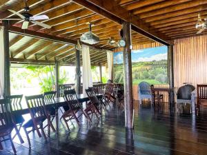 comedor con mesa, sillas y reloj en Oceanside Villa @ Ocho Rios, Jamaica Getaway, en Boscobel