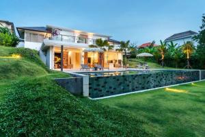een huis met een zwembad in de tuin bij Luxurious & Spacious family Villa in Canggu in Dalung
