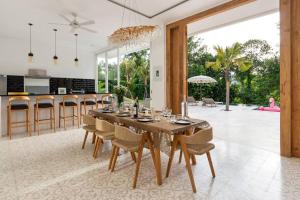 una cucina e una sala da pranzo con tavolo e sedie di Luxurious & Spacious family Villa in Canggu a Dalung