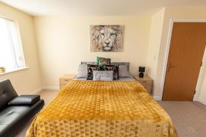Postel nebo postele na pokoji v ubytování 2 bed apartment in the heart of Warrington