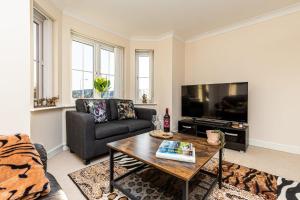 Μια τηλεόραση ή/και κέντρο ψυχαγωγίας στο 2 bed apartment in the heart of Warrington