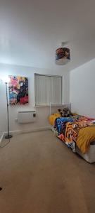 Ein Bett oder Betten in einem Zimmer der Unterkunft Cozy Comforts 2 bed apartment Central Warrington