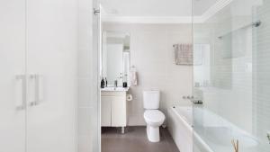 Ένα μπάνιο στο Aura 2 apartment with Spectacular Views +17 φωτογραφίες