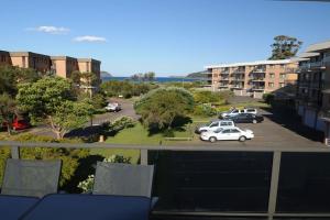 een uitzicht vanaf het balkon van een parkeerplaats bij Seaspray Walk to the beach in Nelson Bay