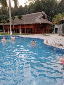 een groep mensen in het zwembad van een resort bij Khu nghỉ dưỡng Làng An Bình in Yên Bình