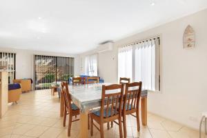 - une salle à manger avec une table et des chaises dans l'établissement Townhouse in the heart of Port Stephens, à Salamander Bay