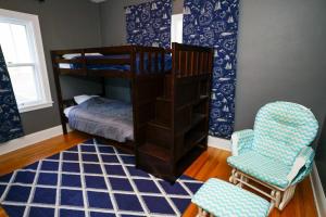 1 dormitorio con 2 literas, silla y alfombra en Large North Fargo Home near NDSU en Fargo