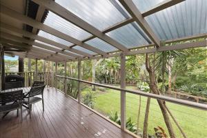 Hidden Oasis Pet Friendly In Anna Bay的阳台或露台