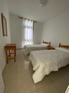 Postel nebo postele na pokoji v ubytování Las Piteras Bungalows + 10 fotografií