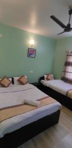 Ένα ή περισσότερα κρεβάτια σε δωμάτιο στο Hotel Pokhara Paradise